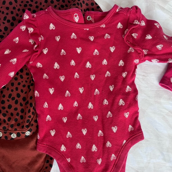 🌻3/25$ Set of 3 baby girl leopard print onesies 6-9 months - Picture 2 of 5